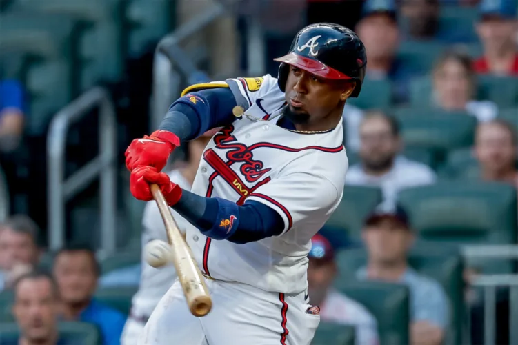 Albies drives in winning run in the 8th, Braves snap Dodgers winning streak